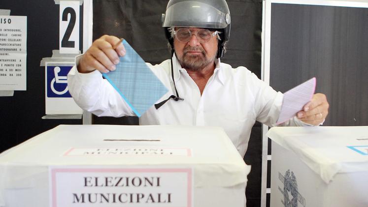 Beppe Grillo vota a Genova