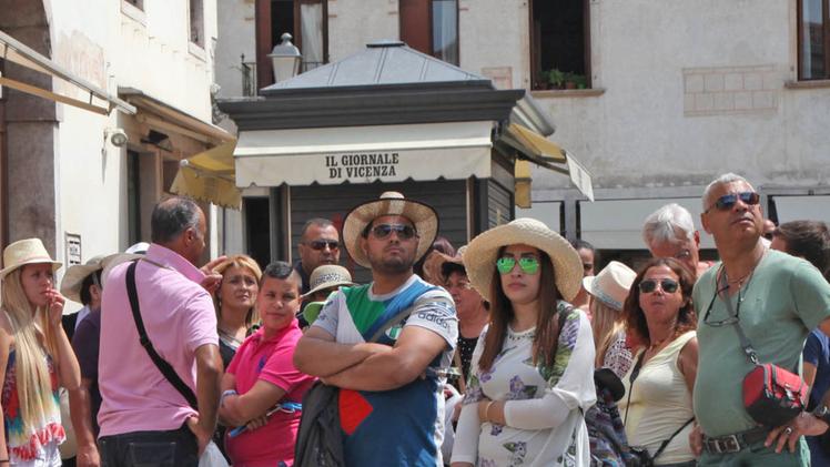 Turisti apparentemente disorientati in piazzotto Montevecchio: in arrivo itinerari ben segnalatiCartelli turistici un po’ confusionari in  pieno centro storico