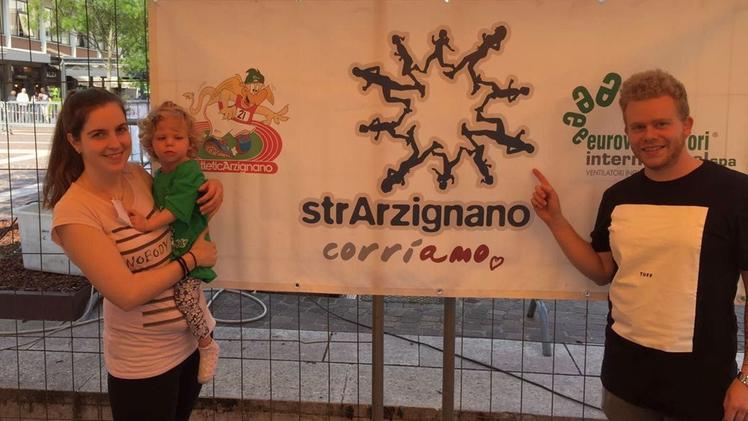 Vittoria Gelai con la mamma Asia e il papà Daniele durante la StrArzignano 2017.  L.N.