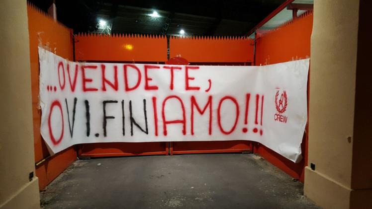 Lo striscione minatorio appeso dai tifosi martedì sera all’ingresso principale dello stadio Menti