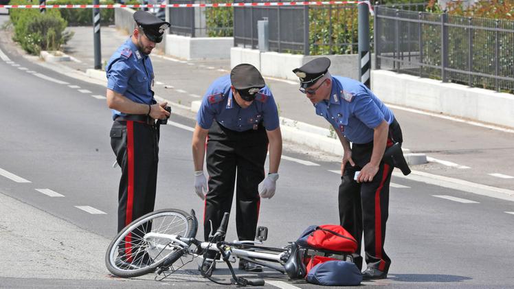 I carabinieri in via Montello effettuano i rilievi intorno alla bicicletta della vittima FOTO CECCONLa scena del sinistro. In primo piano l’auto con lo specchietto divelto 