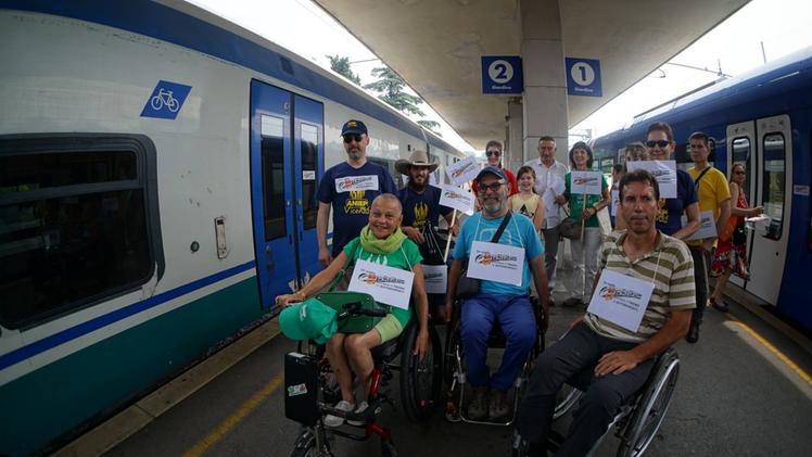 I disabili di Aniep e Fish che hanno testato il treno. ZILLIKEN