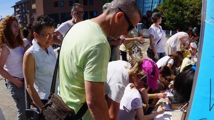 La raccolta di firme proseguita per tutta la mattinata. FOTO ZILLIKENTanti bambini agli stand di piazza Falcone per i vaccini liberi