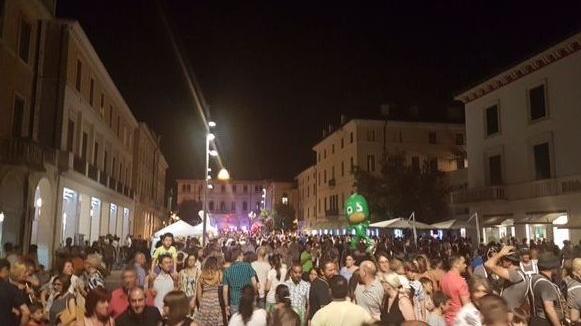 Quasi 10 mila persone sabato sera hanno riempito il  centro di Arzignano per la Notte BiancaVentiquattro i punti spettacolo nei diversi angoli della città
