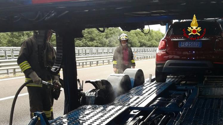 L'intervento dei pompieri in autostrada