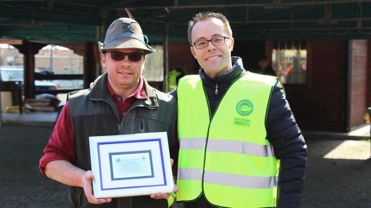 I volontari della Giornata ecologica.M.G. Il sindaco Luca Albiero premia i volontari: M.G.