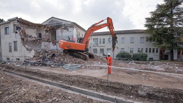 Continuano le demolizioni nel cantiere del nuovo ospedale a Montecchio Maggiore. FOTO A. MASSIGNAN