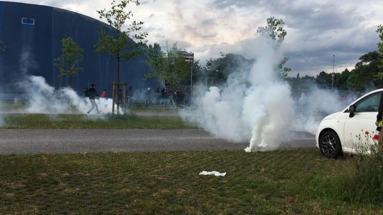Fitto lancio di fumogeni al termine dell'ultimo derby Verona-Vicenza