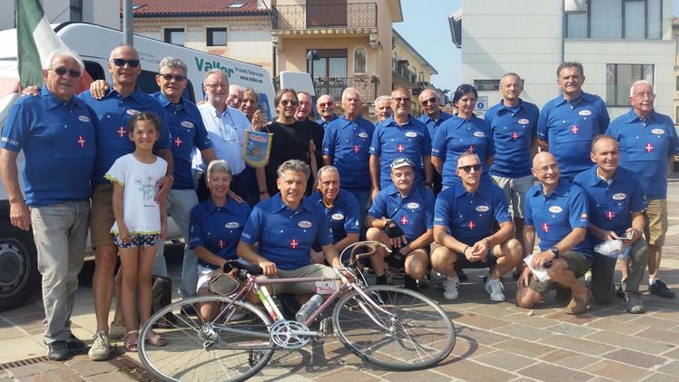 Il gruppo dell’Historic Club organizzatore della manifestazione ciclistica “Vaca Mora”. FOTO DALL’IGNA