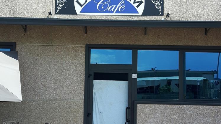 Il bar “Cafè Dream”. I ladri all’interno hanno trovato la cassa vuota. F.B.