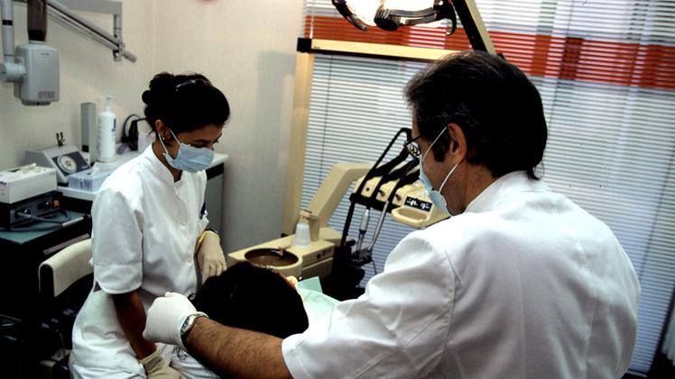 Un paziente nello studio di un dentista per un intervento odontoiatrico. ARCHIVIO