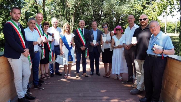 Gruppo di amministratori locali all’inaugurazione del parco dell’Astichello che celebra Zanella.ARMENI