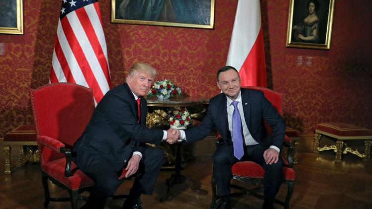 Il presidente Usa Trump in visita a Varsavia stringe la mano al presidente polacco Duda