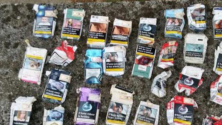 Una collezione di pacchetti di sigarette ritrovati in giro. GUARDA