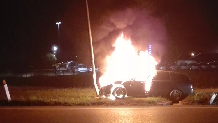 L'auto completamente avvolta dalle fiamme