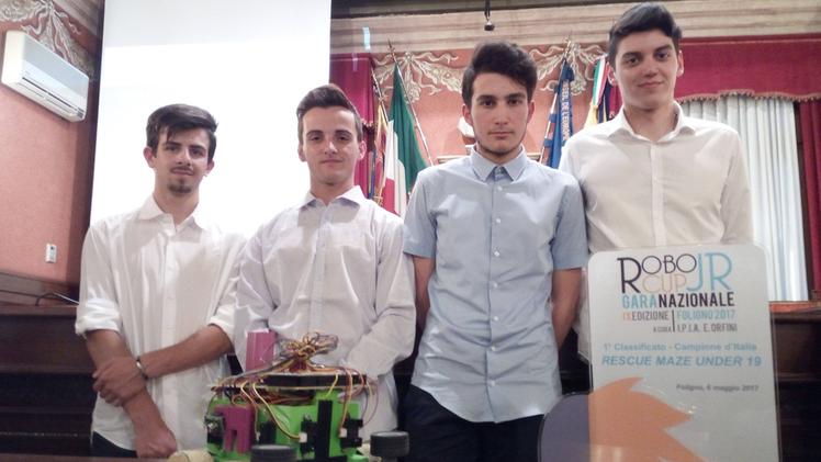 I quattro studenti del De Pretto con il loro robot ricevuti in municipio a Schio