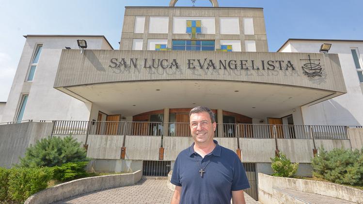 Don Lorenzo Broggian percorre trentamila chilometri all’anno per spostarsi fra le parrocchie. MASSIGNAN