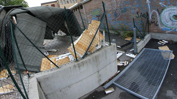 Una tromba d’aria a Thiene ha sollevato la guaina dal tetto della palestra della scuole “Bassani”. STELLA-CISCATO