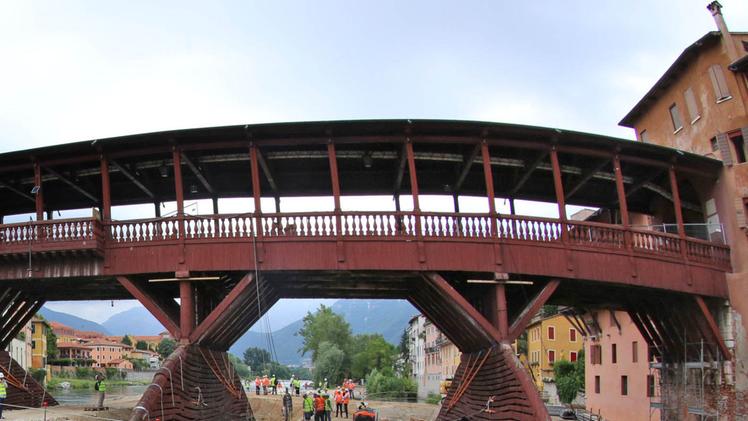 Il sopralluogo alla base del Ponte degli Alpini. FOTO CECCON