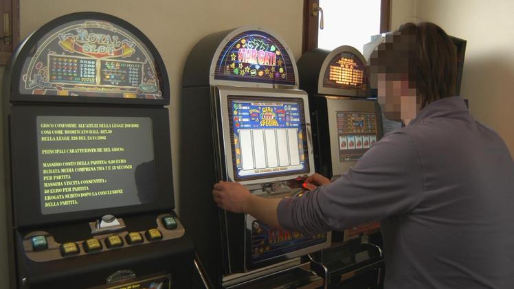 Un giovane impegnato in una partita a una slot machine in un’immagine di repertorioLa situazione è stata risolta da una pattuglia della Polizia CECCON