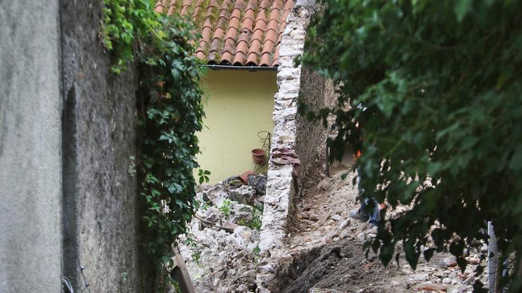 Auto danneggiate dalla grandine a Pievebelvicino. FOTO CISCATOL’antico muro crollato nella chiesetta di San Rocco