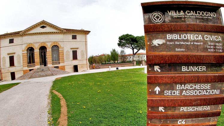 L’ingresso di villa Caldogno patrimonio Unesco che ospita le attività di alcune associazioni.  FOTO ARCHIVIO