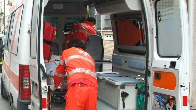 Lo scooterista è stato soccorso da un'ambulanza del Suem