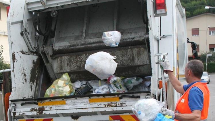 Il camion della raccolta rifiuti