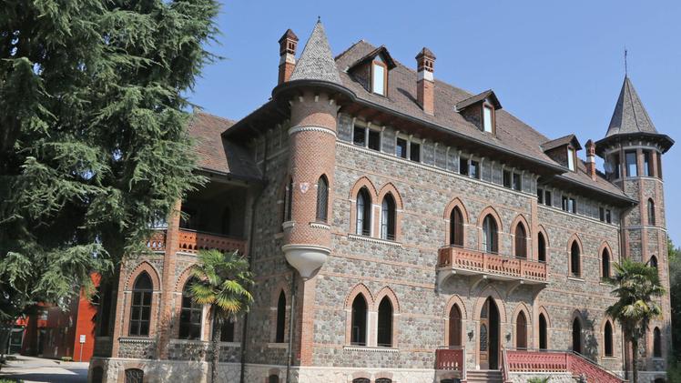 La sede del liceo di via Beata GiovannaVilla Fanzago, sede del liceo Brocchi in viale XI Febbraio. Nell’anno scolastico 2018-19 sperimenterà il quadriennale  
