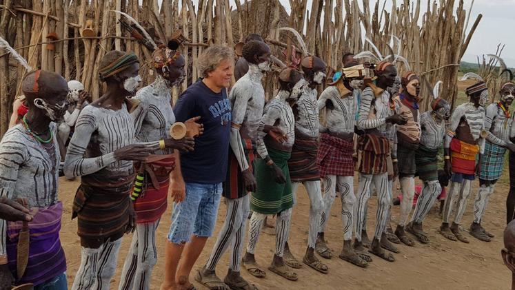 Renzo Rosso con i membri di una tribù in Etiopia