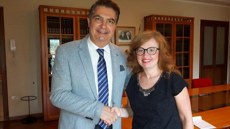 Il sindaco Martino Montagna stringe la mano al suo nuovo vice Elena Peloso. ZORDAN