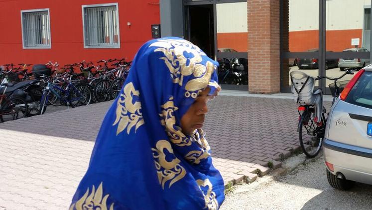 Una donna islamica davanti al centro culturale di via Vecchia Ferriera