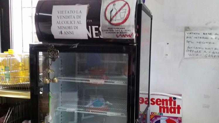 Il frigorifero del Trading Lu di via Battaglione Monte Berico, rimasto vuoto come previsto dall’ordinanza comunale. 