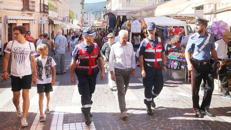 Sindaco, volontari Anc e carabinieri tra i banchi del mercato
