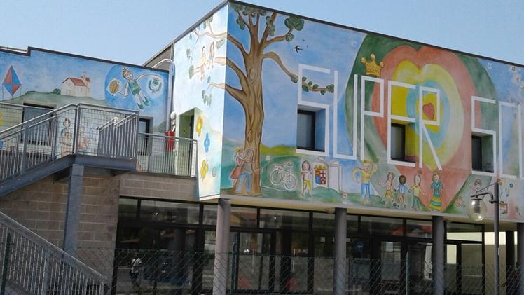 La colorata facciata della scuola elementare ora affrescata. FOTO DAL SASSO