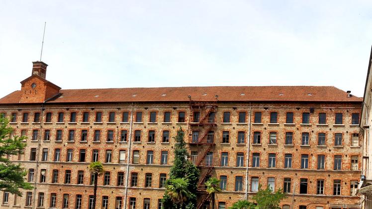 La facciata su via Pasubio delle Industrie Rossi, che riporta in numero romano la data di fondazioneUna veduta attuale della Fabbrica Alta. FOTO CISCATO