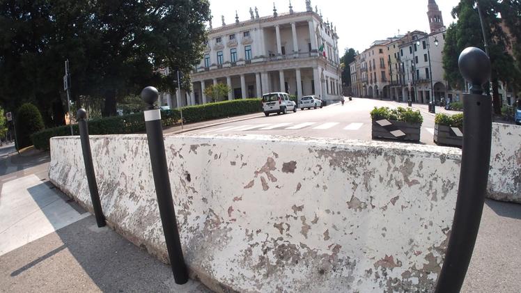 Le barriere di cemento armato messe a protezione di piazza Matteotti e corso Palladio