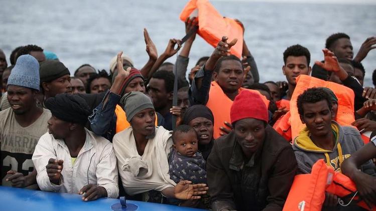 Profughi sui barconi verso l'Italia