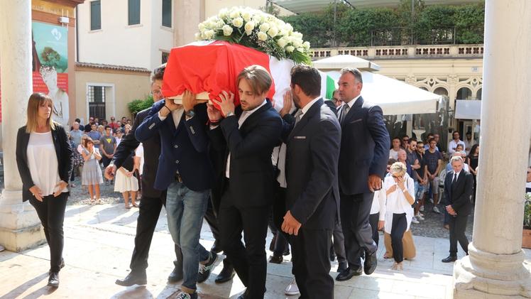 La bara di Luca Russo portata a spalla dgli amici entra nella chiesa di San Francesco FOTO CECCON