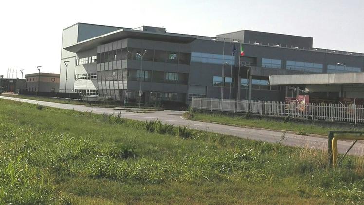 La sede della MG e l’area verde dove sarà realizzato il nuovo stabilimento. FOTO DAL SASSO