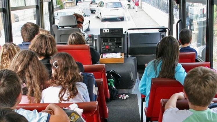 Bambini in uno scuolabus mentre attendono la partenza. ARCHIVIO