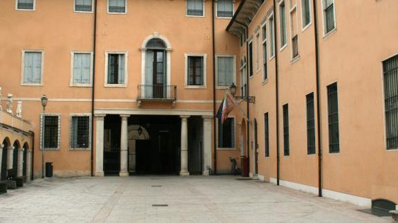 La galleria dei Nani all'interno del cortile di palazzo Festari. L.CRI.