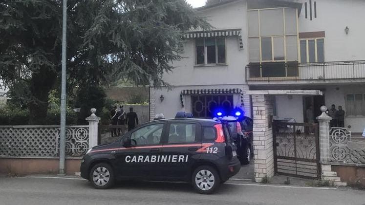 La macchina dei carabinieri arrivati dopo la segnalazione di un immigrato marocchino