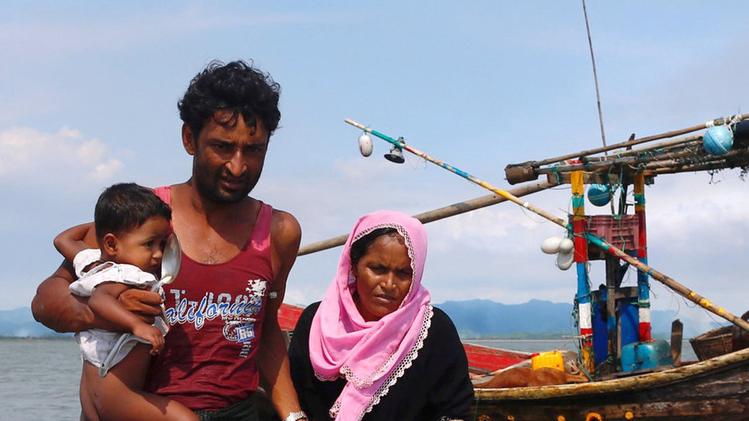 In fuga dal terrore della Birmania. I profughi Rohingya stanno riparando in  BangladeshUn campo profughi in Bangladesh: la situazione è drammatica