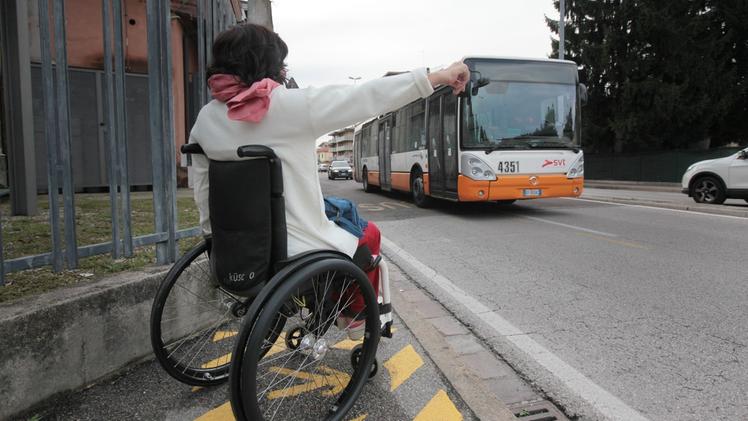 Una delle fermate Svt che impedisce l’accessibilità ai disabili, in via Fratelli Bandiera. COLORFOTO