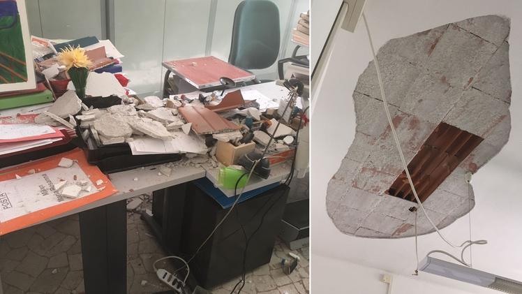 I pezzi di intonato e di soffitto precipitati sabato sulla scrivania dell’ufficio annotazioni in piazza Biade
