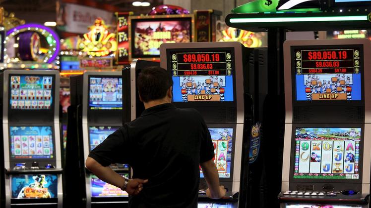 Il Comune ha inasprito le sanzioni per i locali che non rispetteranno l’ordinanza sull’orario di chiusura all’accesso alle slot machine