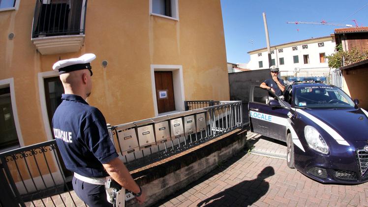 Agenti della polizia locale appongono i sigilli. FOTO STUDIOSTELLA-CISCATOControlli degli agenti davanti allo stabile di via San Rocco. STELLA-CISCATO