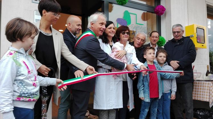 L’inaugurazione della nuova farmacia in piazza Mazzini. FOTO DAL SASSO