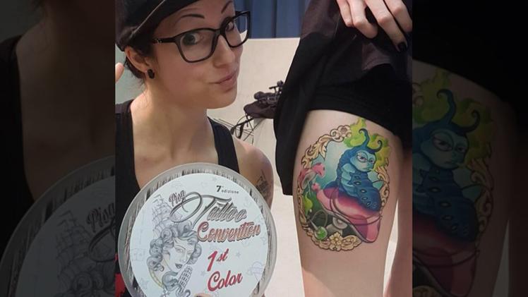 La tatuatrice Samantha Pozza e il suo trofeo